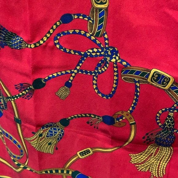 Enormous Vintage Italian designer classic floral print scarf or wrap 45” x 46” - Picture 4 of 7